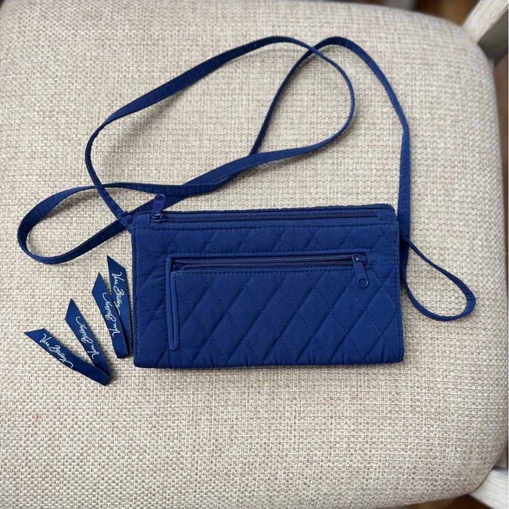 Vera Bradley crossbody navy blue quilted,EUC 7.5x4.5x.5”, clean, no stains ⬇️ - Picture 7 of 13